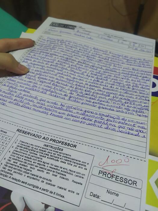 Ficha de redação com nota 1000 e carimbo de professor