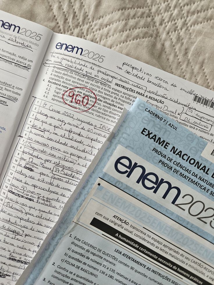 Caderno de prova do ENEM com redação corrigida e cadernos de questões