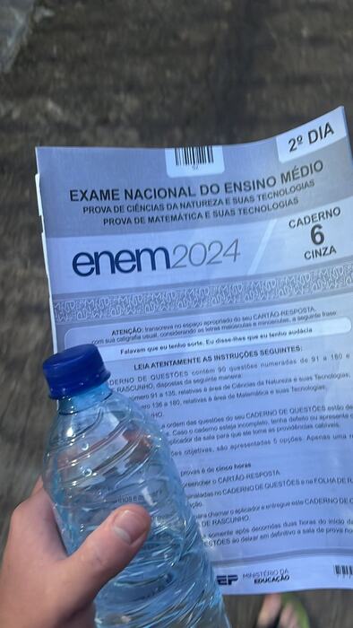 Caderno de prova do ENEM em mãos no dia do exame